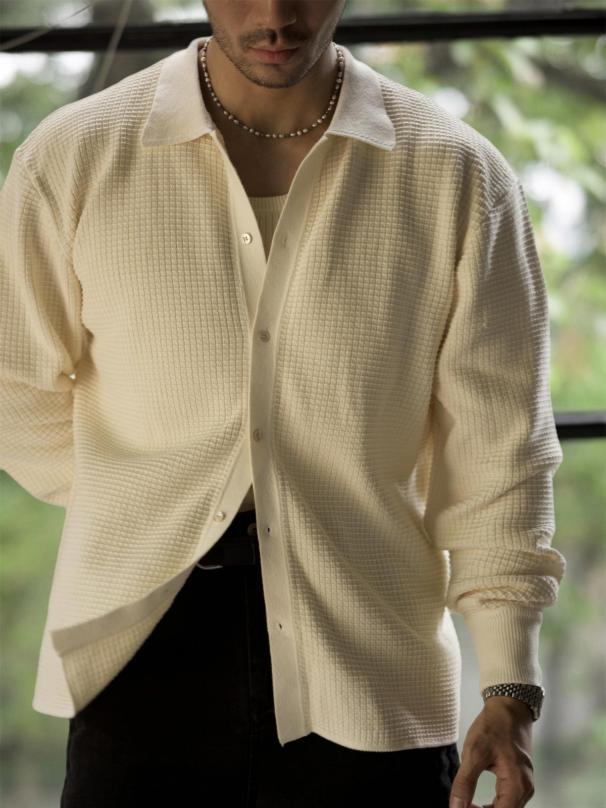 詳細画像: ワッフル編みのテクスチャとキューバシャツ風襟のディテールをクローズアップ
モデル画像: 男性モデルが着用するキューバシャツ風ニットシャツ - 全体スタイルと着こなし例