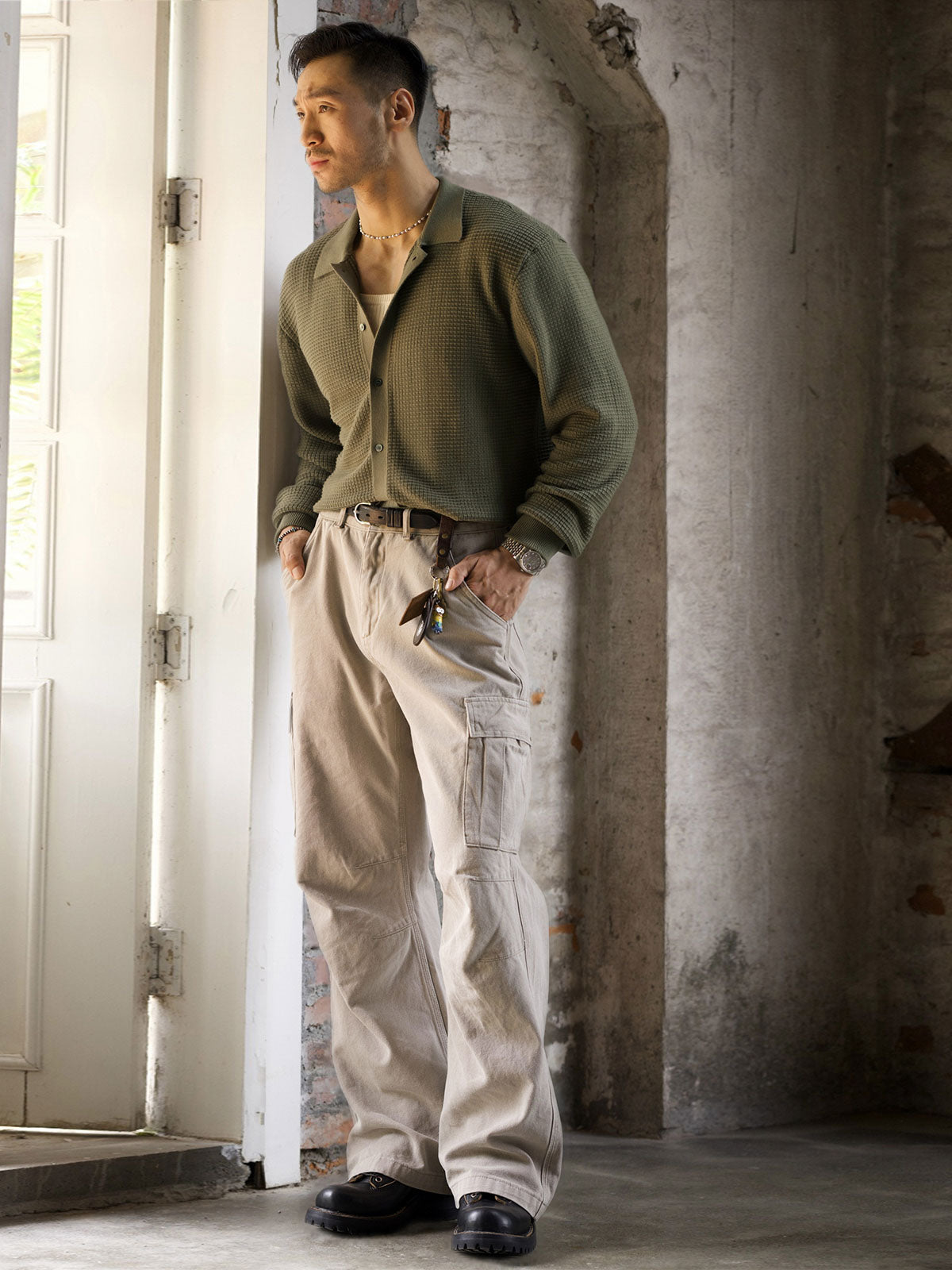 詳細画像: ワッフル編みのテクスチャとキューバシャツ風襟のディテールをクローズアップ
モデル画像: 男性モデルが着用するキューバシャツ風ニットシャツ - 全体スタイルと着こなし例