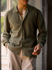 詳細画像: ワッフル編みのテクスチャとキューバシャツ風襟のディテールをクローズアップ
モデル画像: 男性モデルが着用するキューバシャツ風ニットシャツ - 全体スタイルと着こなし例