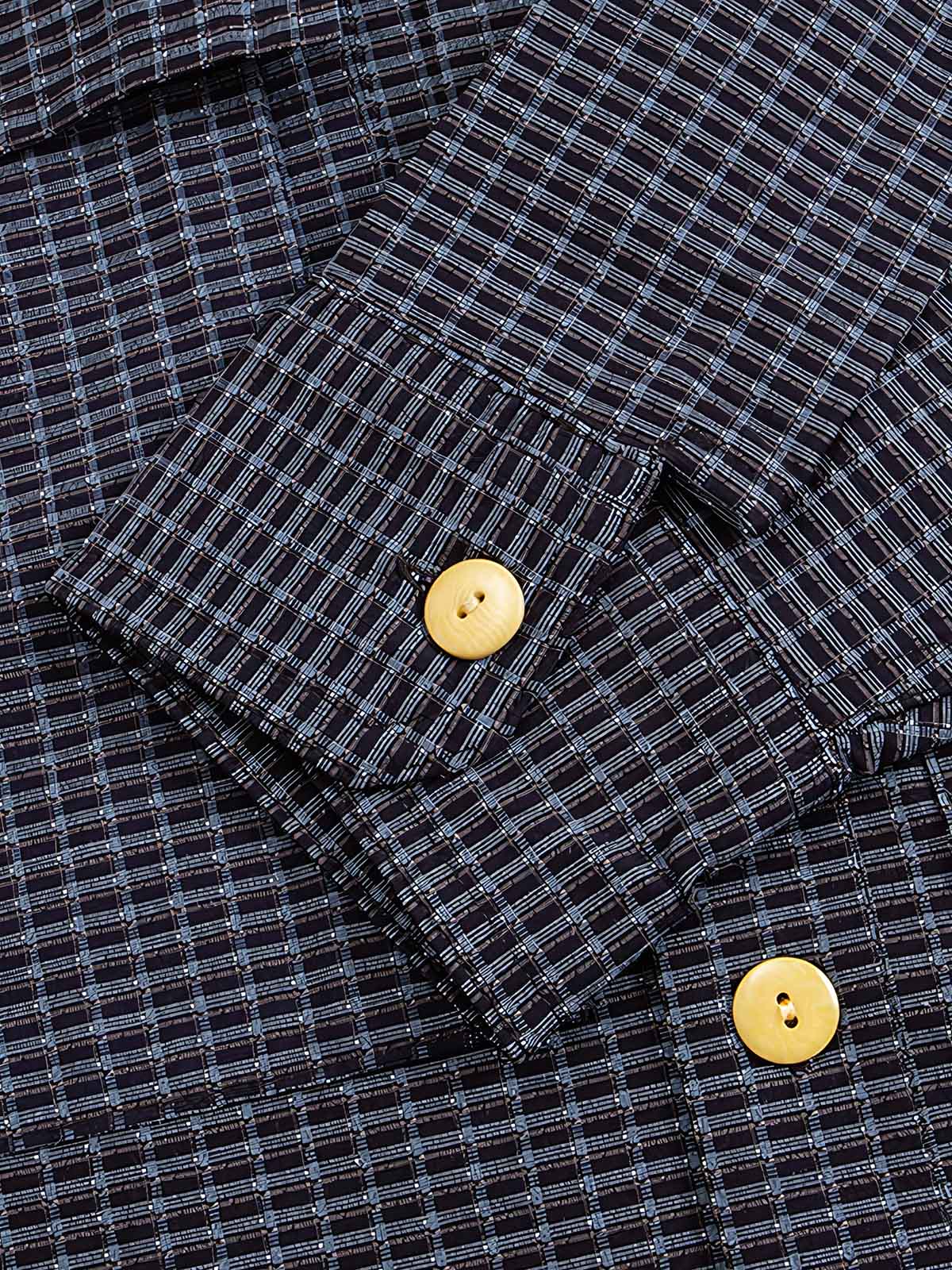 立体ポケットとヴィンテージ果実ボタンのディテール