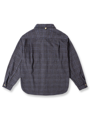 ボタンダウンチェックシャツの画像 - クラシックなチェック柄とユニークなボタンダウンデザインが特徴