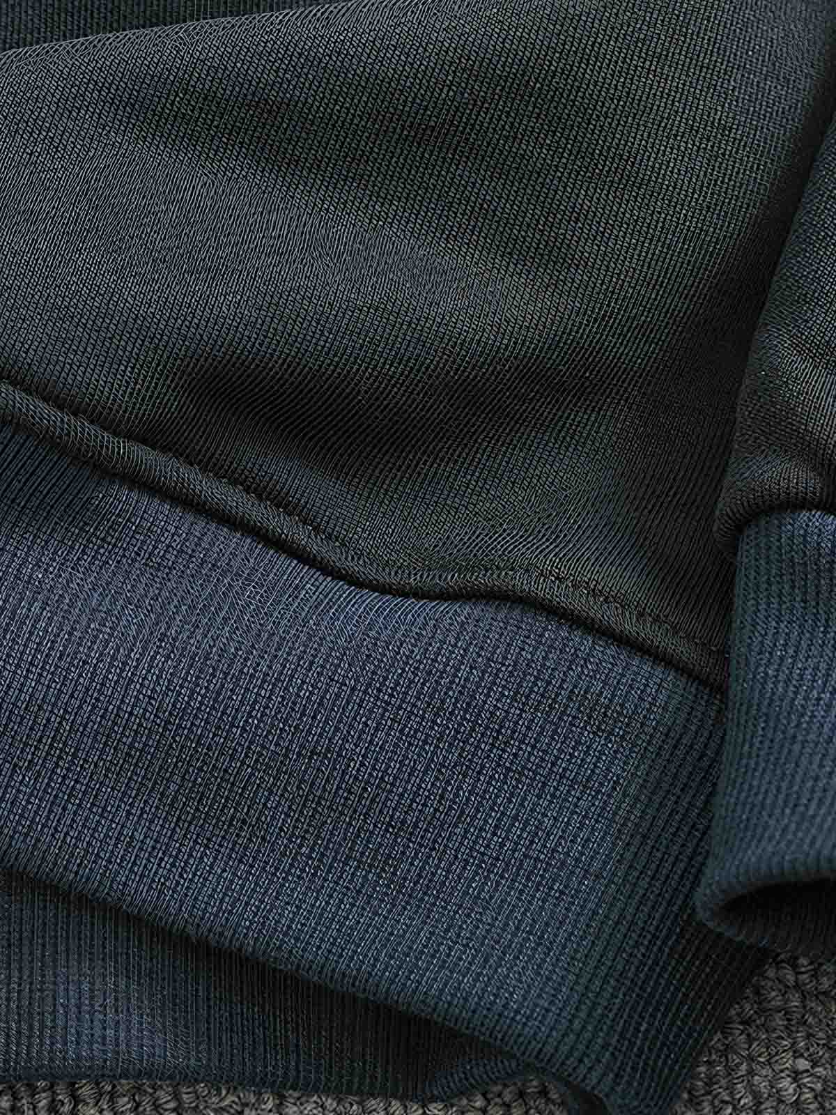 クルーネックのリブディテールと袖口の仕上がり - 丁寧な仕立てと高品質素材を表現