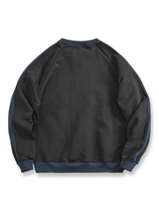 バイカラー切り替えクルーネックスウェットの画像 - バイカラーデザインと厚手の素材感を強調