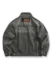 製品画像: スタンドカラーヴィンテージウォッシュデニムジャケット正面展示
詳細画像: 胸前のワークポケットとスタンドカラーデザインの詳細