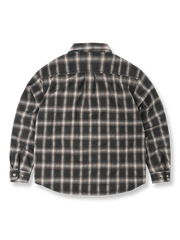 製品画像: ベーシックオーバーサイズのチェック長袖シャツ
詳細画像: チェックパターンと隠しポケットのディテール