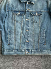 ウォッシュ加工と胸ポケットのディテール特写