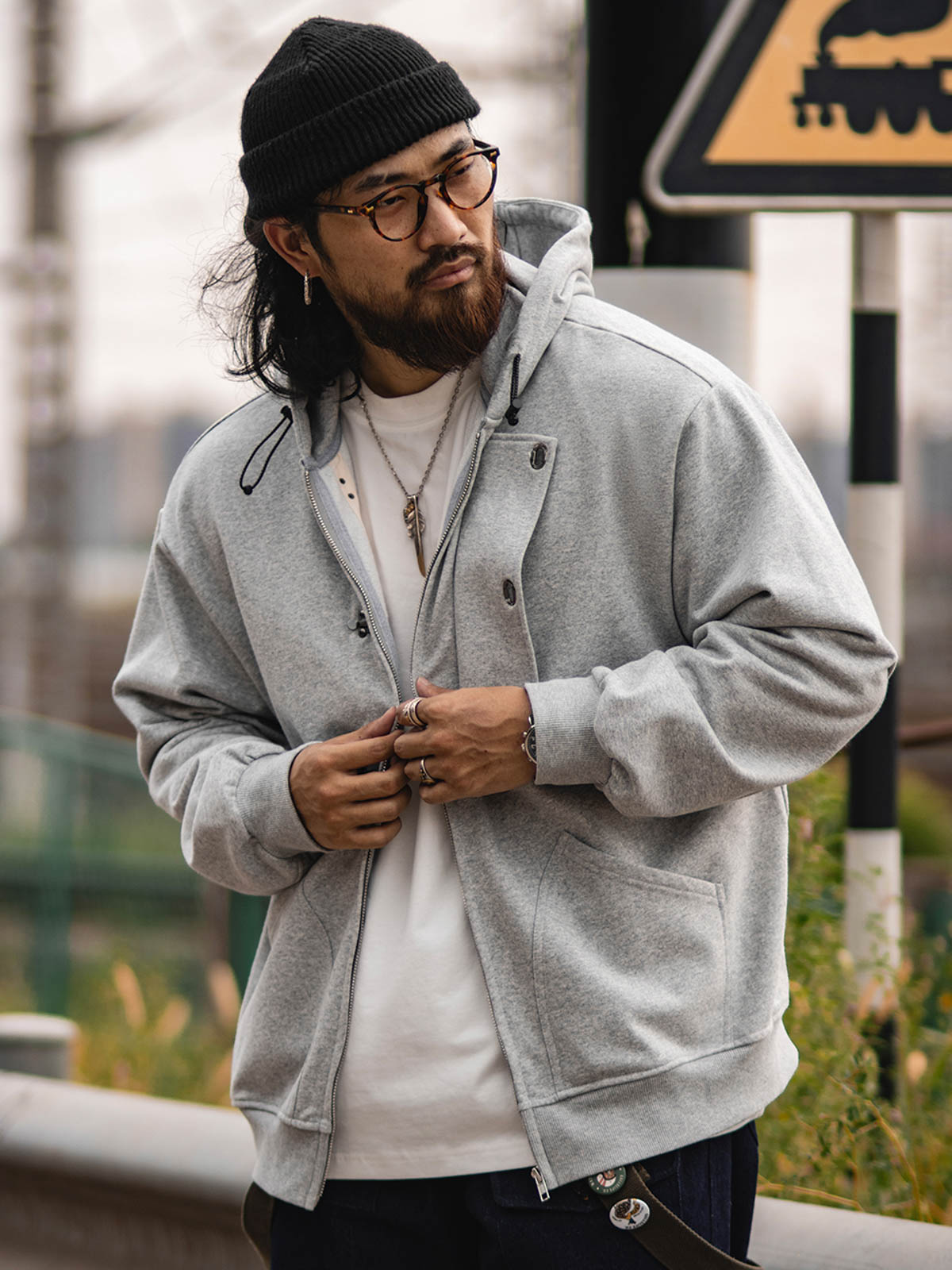 デッキフック ボクサー フーディーを着用したモデル - ヴィンテージミリタリースタイルを表現