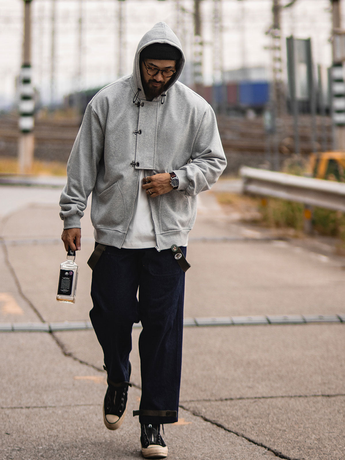 デッキフック ボクサー フーディーを着用したモデル - ヴィンテージミリタリースタイルを表現