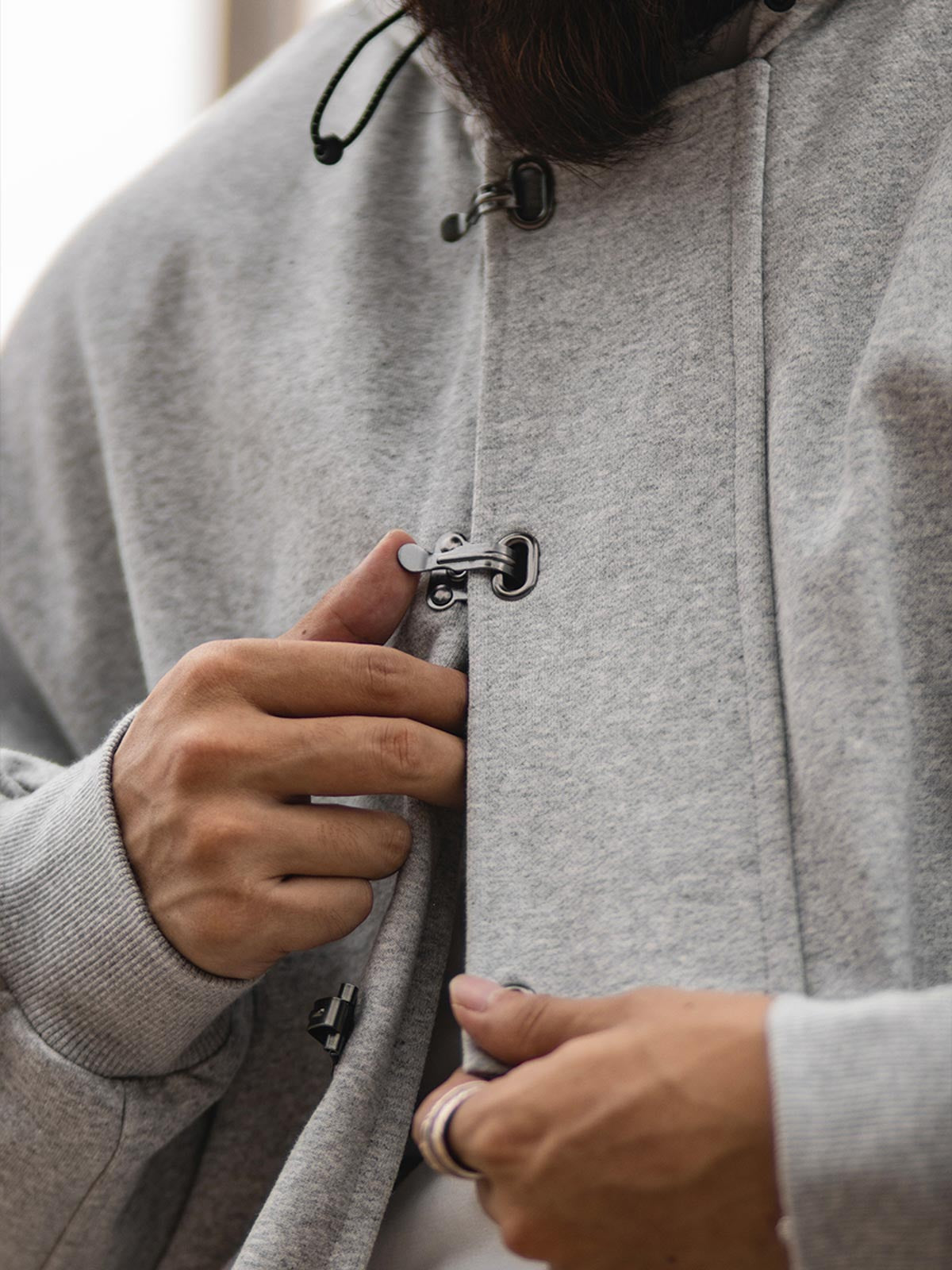 デッキフックディテールとカンガルーポケットのクローズアップ