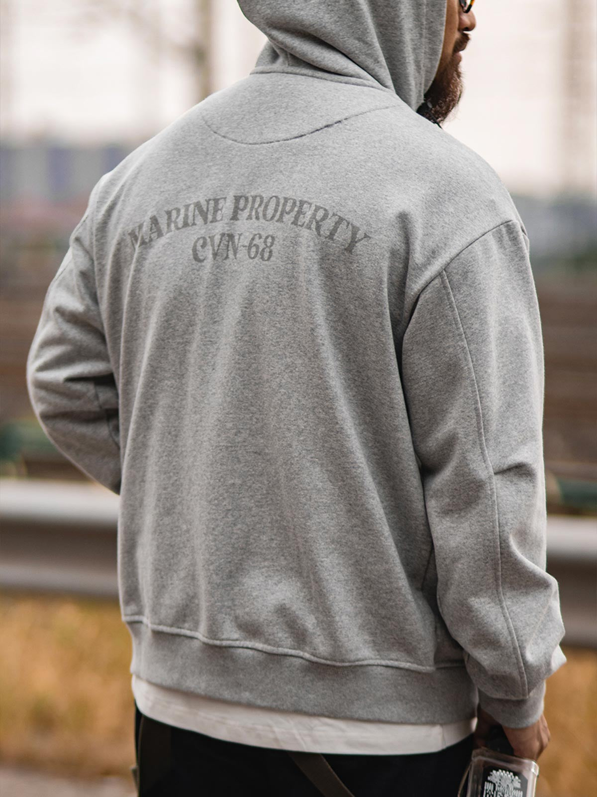 デッキフック ボクサー フーディーを着用したモデル - ヴィンテージミリタリースタイルを表現