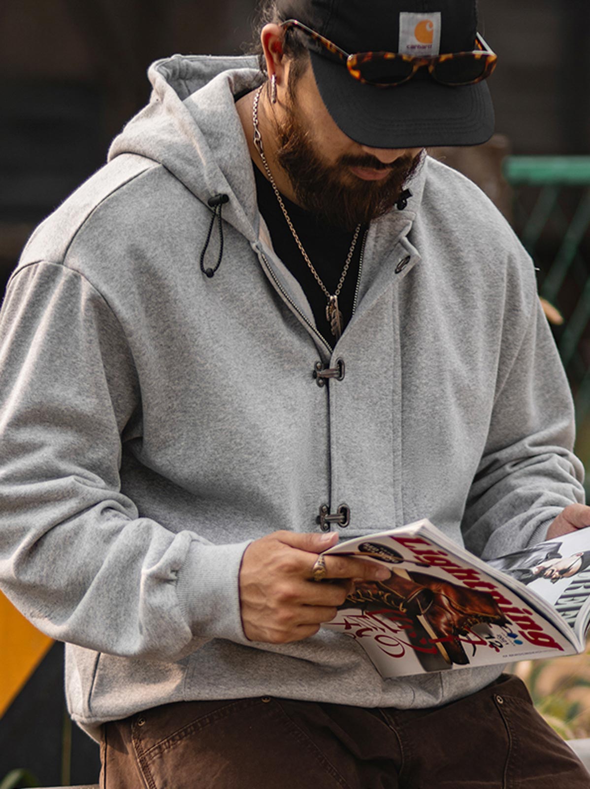 デッキフック ボクサー フーディーを着用したモデル - ヴィンテージミリタリースタイルを表現