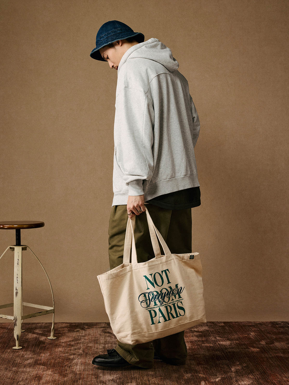 詳細画像: YKK製ダブルジッパーとアイボリーの編み込みコットン紐のディテール、ヴィンテージ感を高めるアクセント特写
モデル画像: モデル着用のマゼンタピンクのショート丈ボクシーシルエットフルジップパーカー、カジュアルで個性的なスタイルを表現