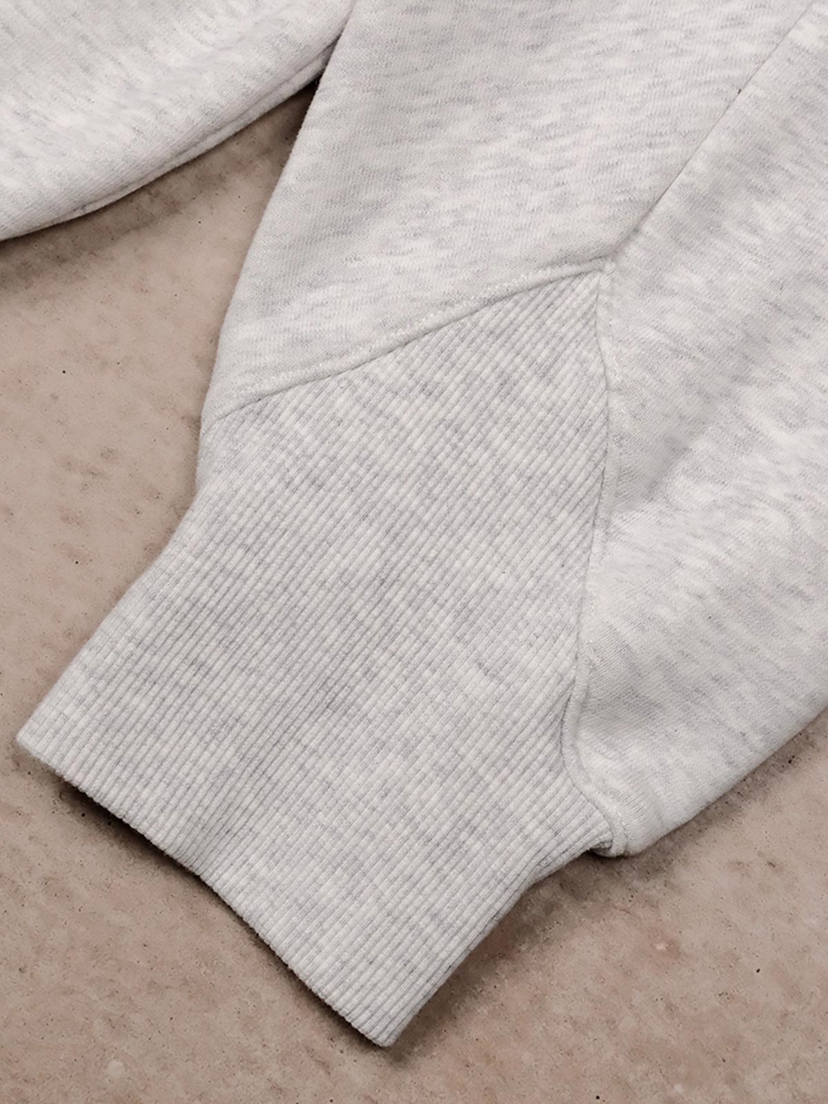 製品画像: ヴィンテージライクなデザインが特徴の360g裏起毛コットン素材フルジップパーカー、ネイビー、グレー、マゼンタピンクの3色展開
詳細画像: YKK製ダブルジッパーとアイボリーの編み込みコットン紐のディテール、ヴィンテージ感を高めるアクセント特写