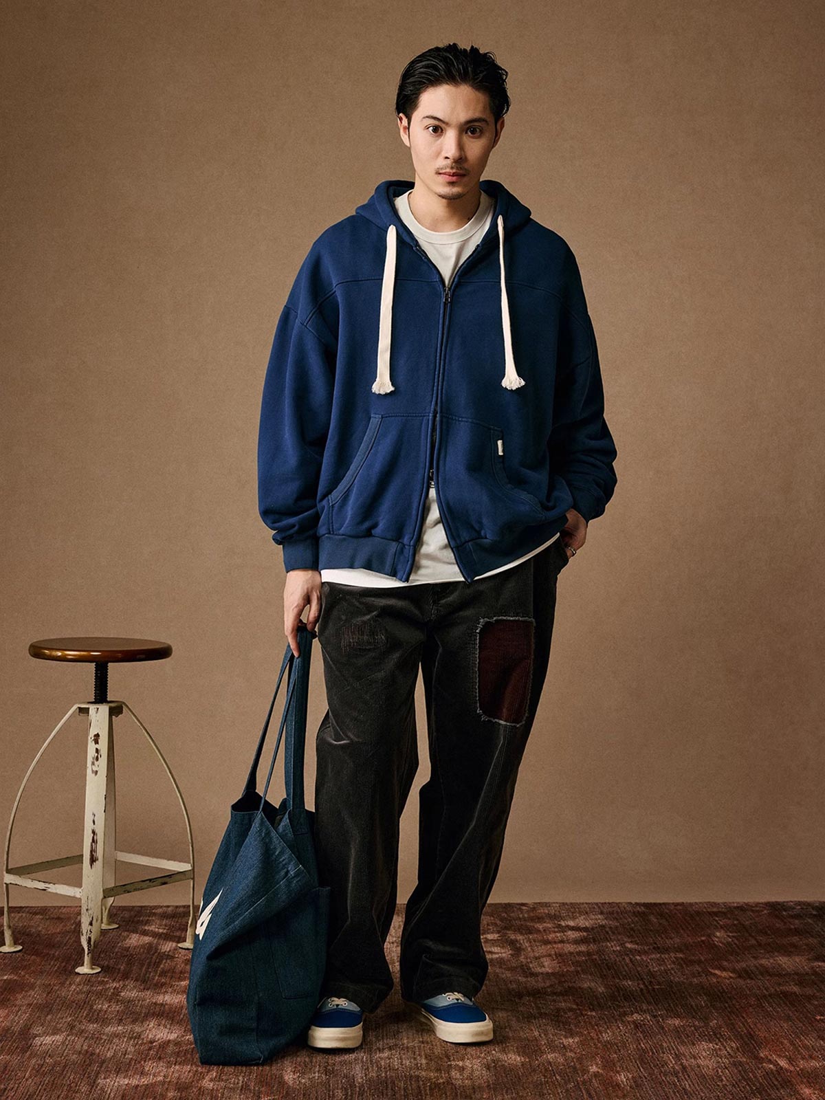 詳細画像: YKK製ダブルジッパーとアイボリーの編み込みコットン紐のディテール、ヴィンテージ感を高めるアクセント特写
モデル画像: モデル着用のマゼンタピンクのショート丈ボクシーシルエットフルジップパーカー、カジュアルで個性的なスタイルを表現