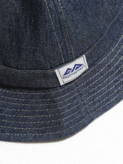 デニム素材と6パネル構造のディテール画像