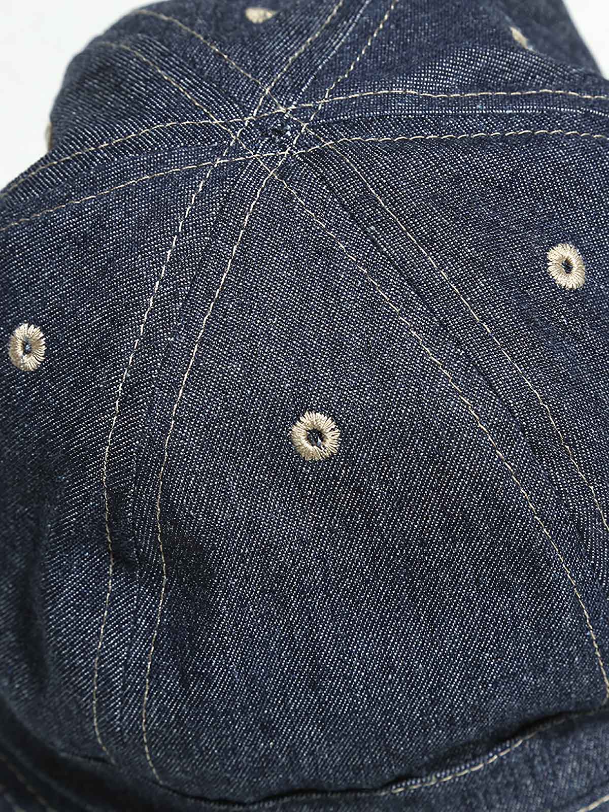 デニム素材と6パネル構造のディテール画像