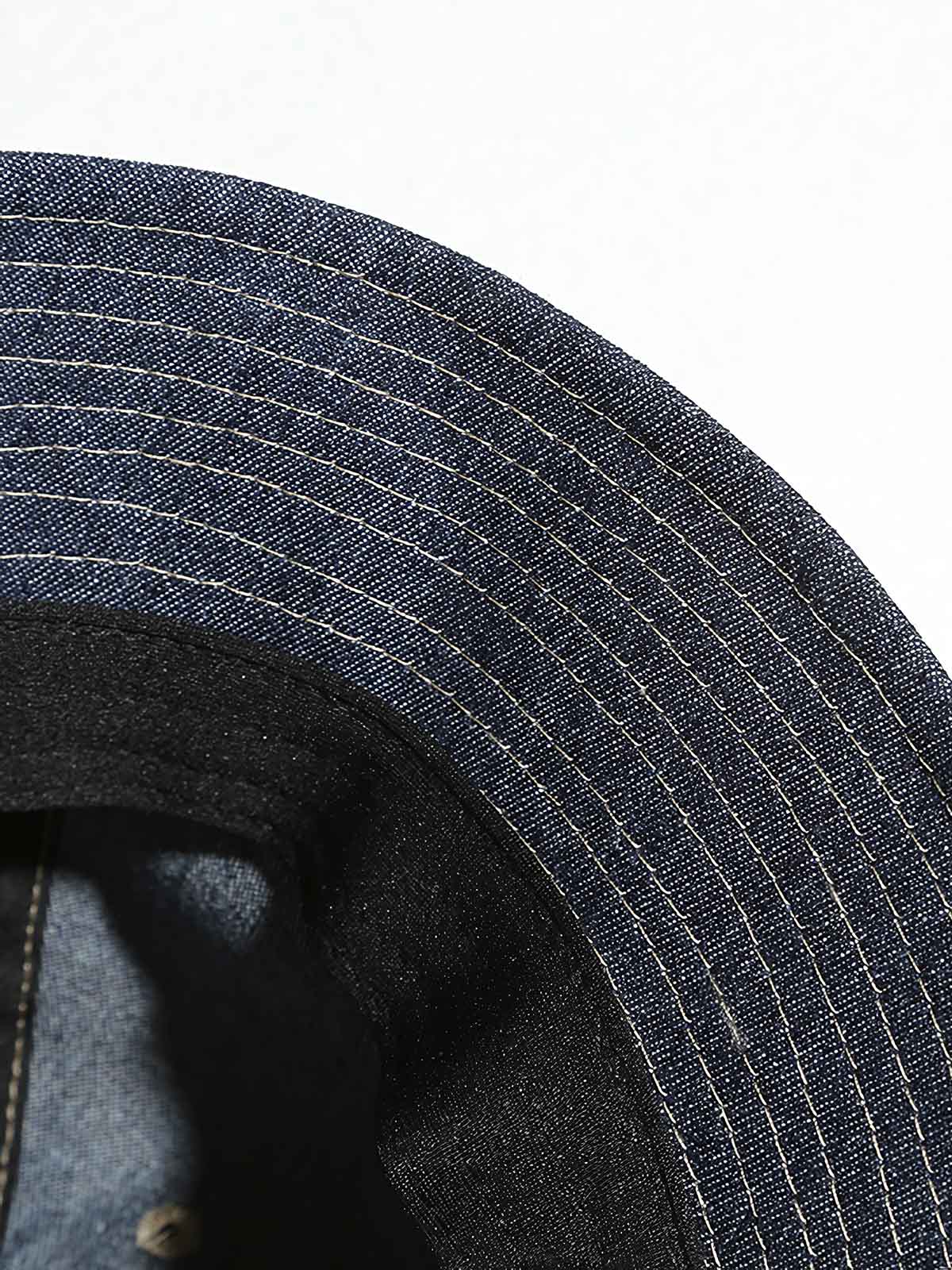 デニム素材と6パネル構造のディテール画像