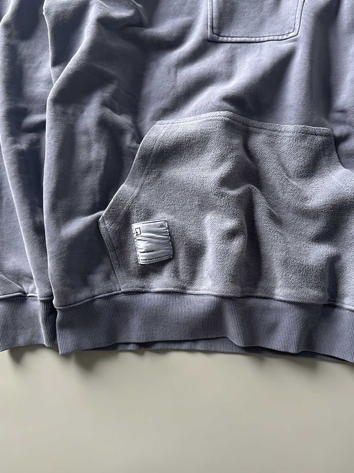 前ポケットとフラップカラーのジップディテール