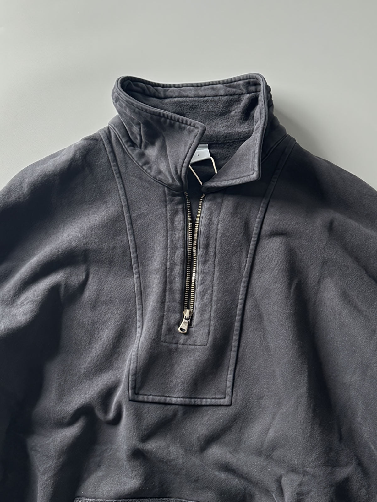 前ポケットとフラップカラーのジップディテール