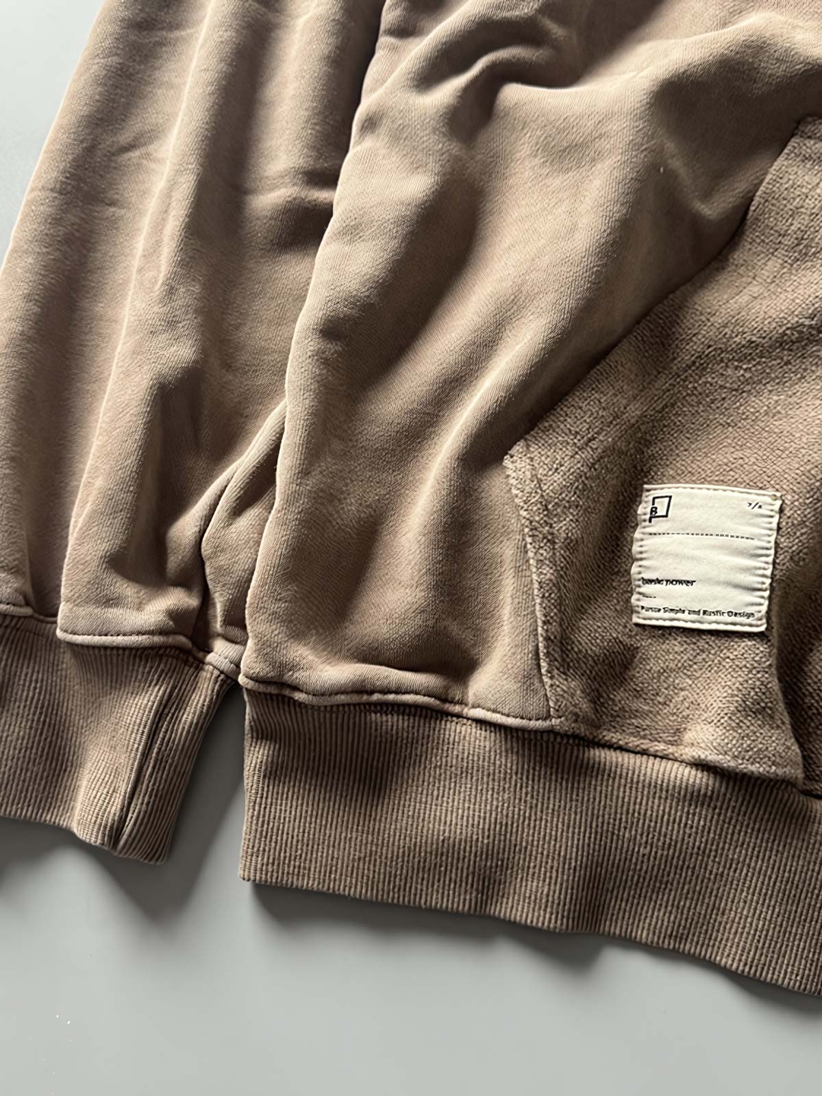 前ポケットとフラップカラーのジップディテール