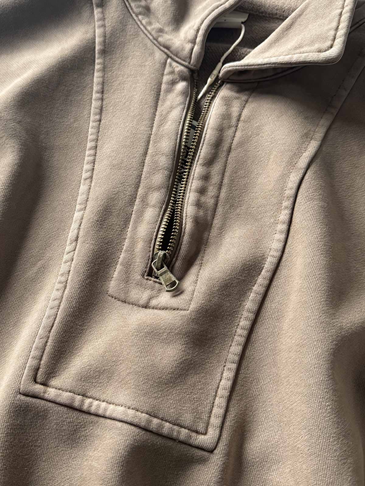 前ポケットとフラップカラーのジップディテール