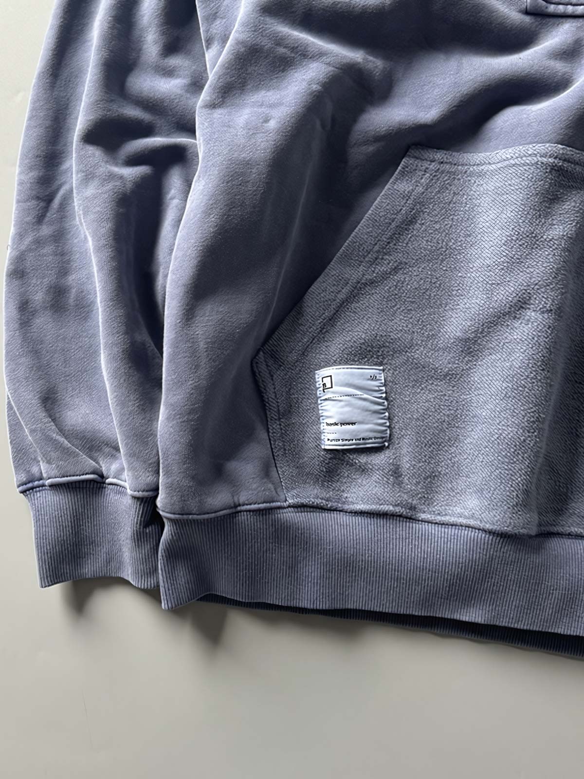 前ポケットとフラップカラーのジップディテール