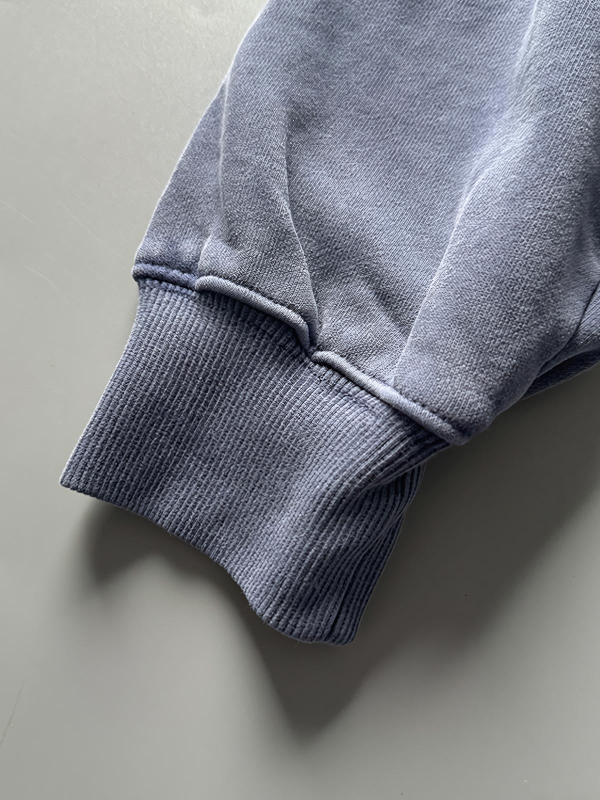 前ポケットとフラップカラーのジップディテール