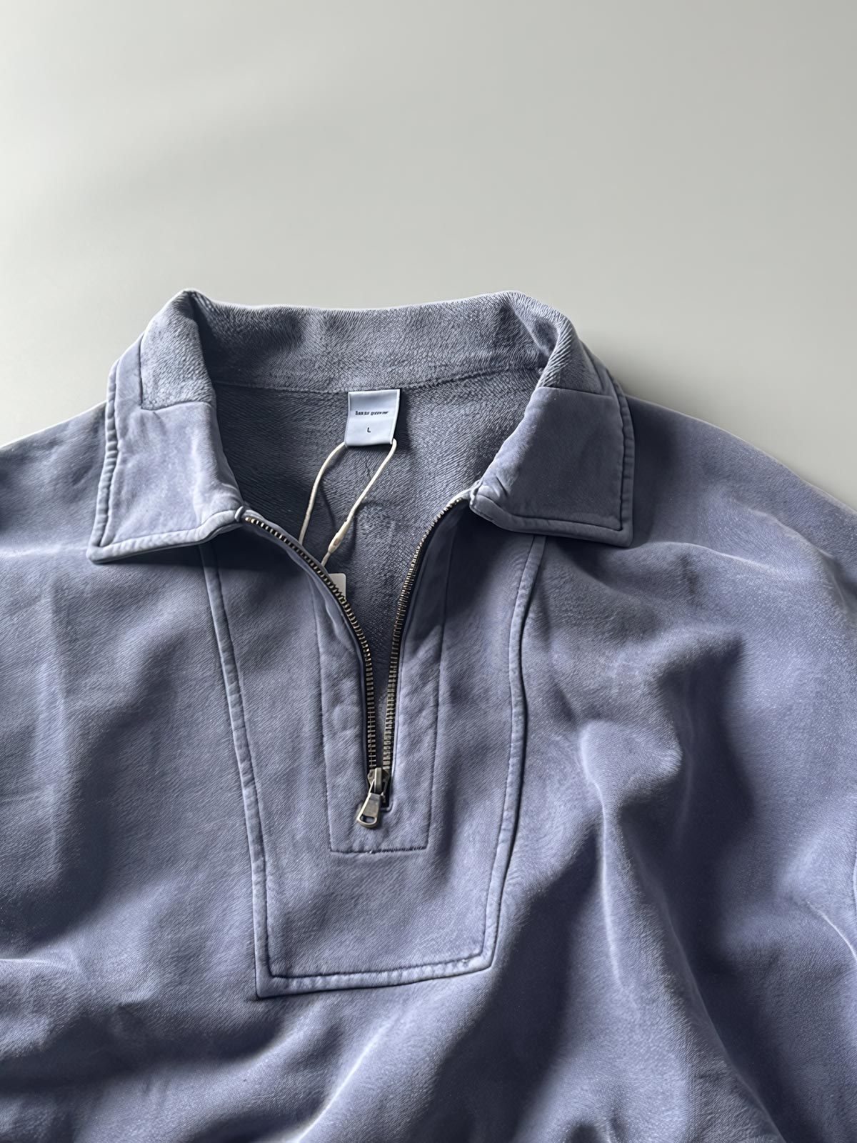 前ポケットとフラップカラーのジップディテール