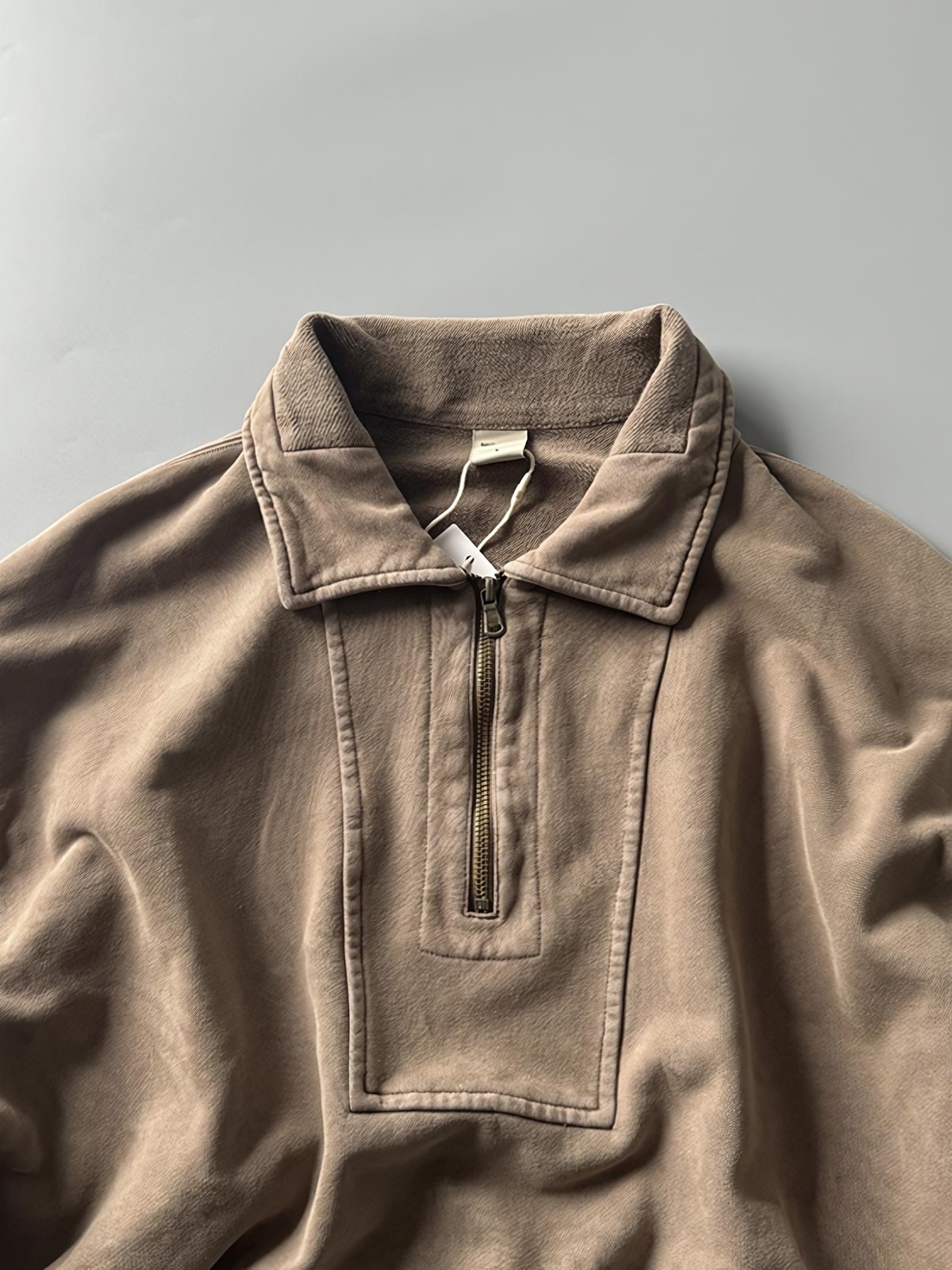 前ポケットとフラップカラーのジップディテール