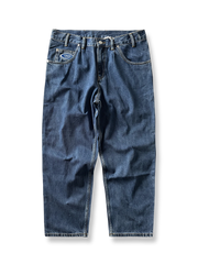 製品画像: 刺繍デザインが特徴のテーパードシルエットデニムパンツ全体画像
詳細画像: ポケット部分の刺繍ディテールとクラシックデニムブルーの生地