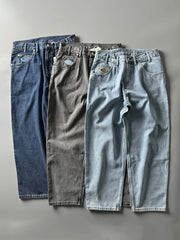 製品画像: 刺繍デザインが特徴のテーパードシルエットデニムパンツ全体画像
詳細画像: ポケット部分の刺繍ディテールとクラシックデニムブルーの生地