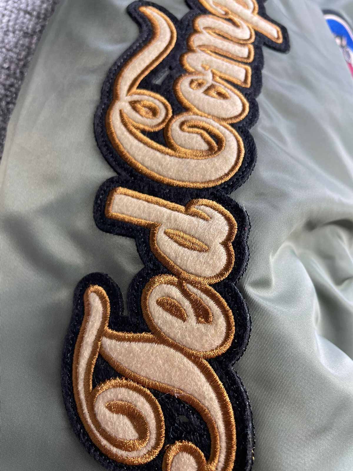 製品画像: ホットロッド・デビル (Hot Rod Devil) テーマのデュポン防水フライトジャケット全体画像
詳細画像: ホットロッド・デビル刺繍とフライトジャケットのデザインディテール