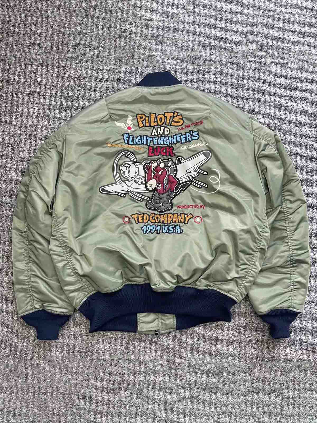 製品画像: ホットロッド・デビル (Hot Rod Devil) テーマのデュポン防水フライトジャケット全体画像
詳細画像: ホットロッド・デビル刺繍とフライトジャケットのデザインディテール