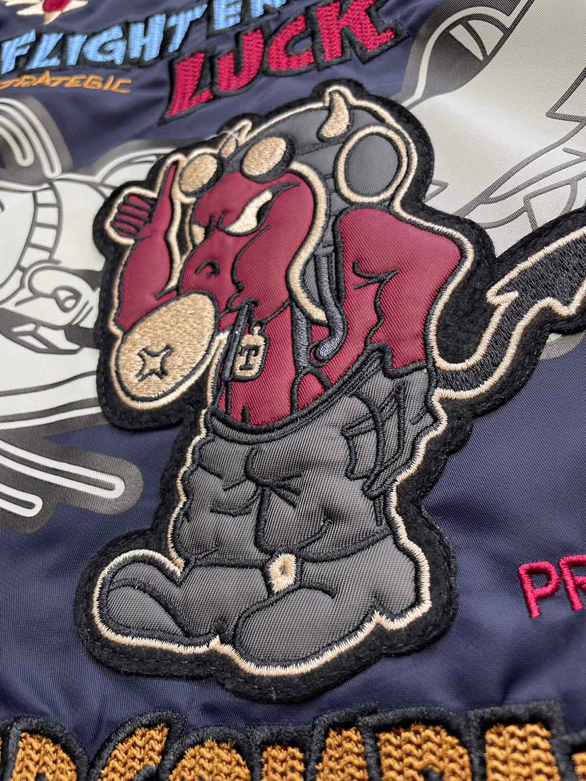 製品画像: ホットロッド・デビル (Hot Rod Devil) テーマのデュポン防水フライトジャケット全体画像
詳細画像: ホットロッド・デビル刺繍とフライトジャケットのデザインディテール