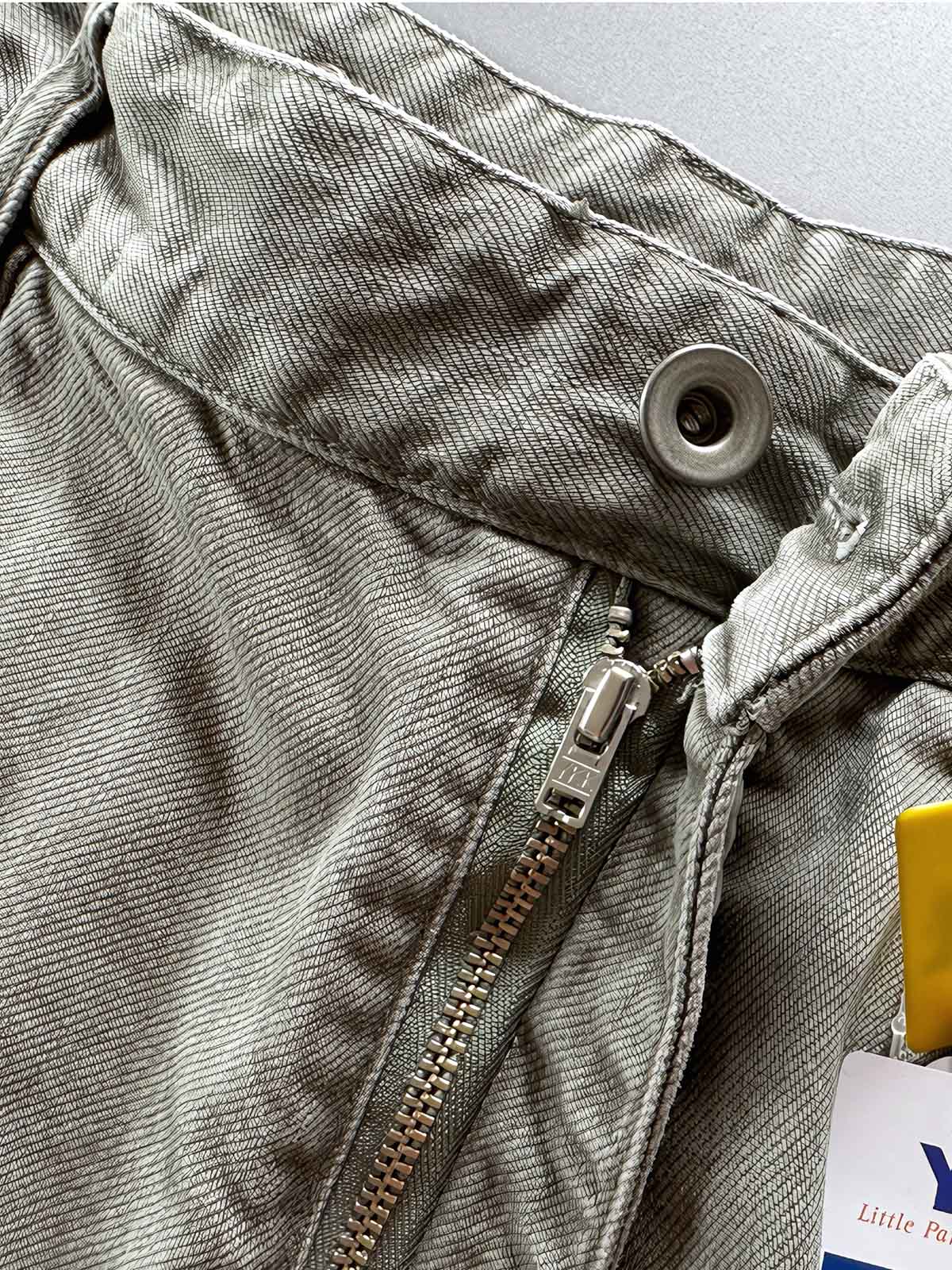 YKKスナップボタンとサスペンダー ディテール画像