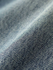 製品画像: レトロウォッシュ加工のヘビーウェイトデニムワークパンツのフロントビュー
詳細画像: サイドポケットとレザー調整バックルのディテール特写