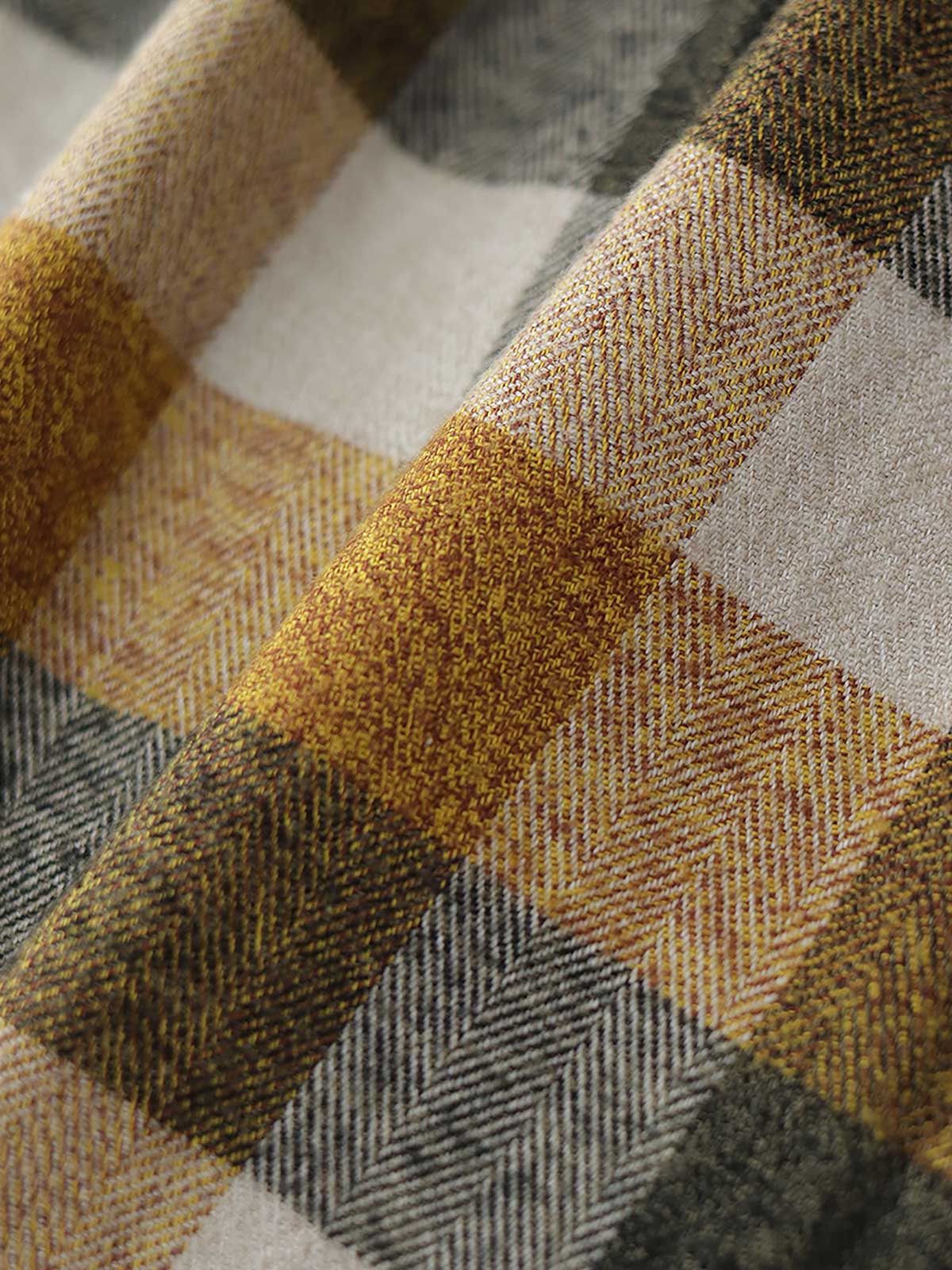 製品画像: アメカジスタイルのレトロ起毛チェックシャツのフロントビュー
詳細画像: ヘリンボーン起毛生地と実用的な胸元ポケットのディテール特写