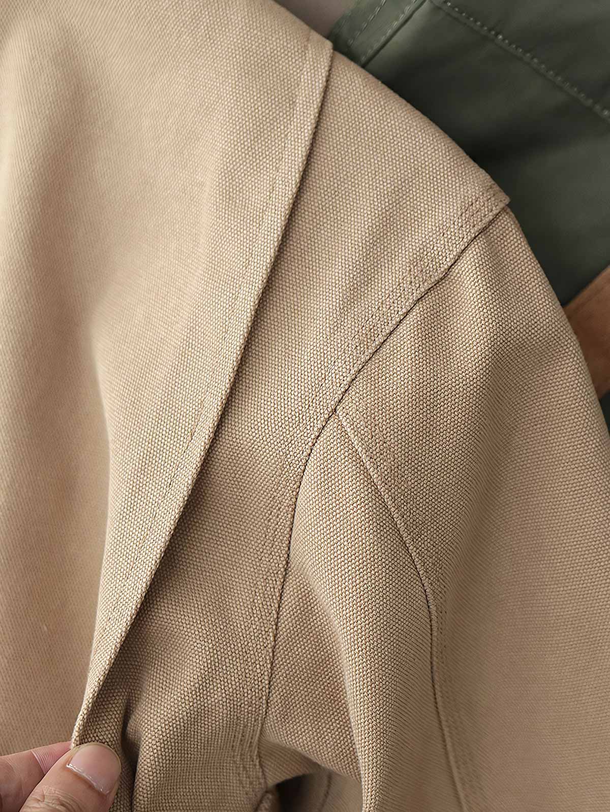 製品画像: "コーデュロイ襟付きハンティングデトロイトキャンバスジャケットの正面ビュー、クラシックなワークスタイル"
詳細画像: "コーデュロイ襟とTalonジッパーのディテール特写、ヴィンテージ感のあるデザイン"