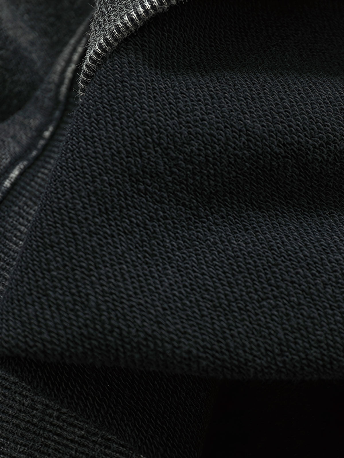 製品画像: ヴィンテージスノーウォッシュクルーネックスウェットのフロントビュー。4色展開で豊富なカラーバリエーションが魅力のデイリースウェット
詳細画像: リブ袖口とスノーウォッシュ加工のディテール。ヴィンテージ感を引き出すトレンドデザイン