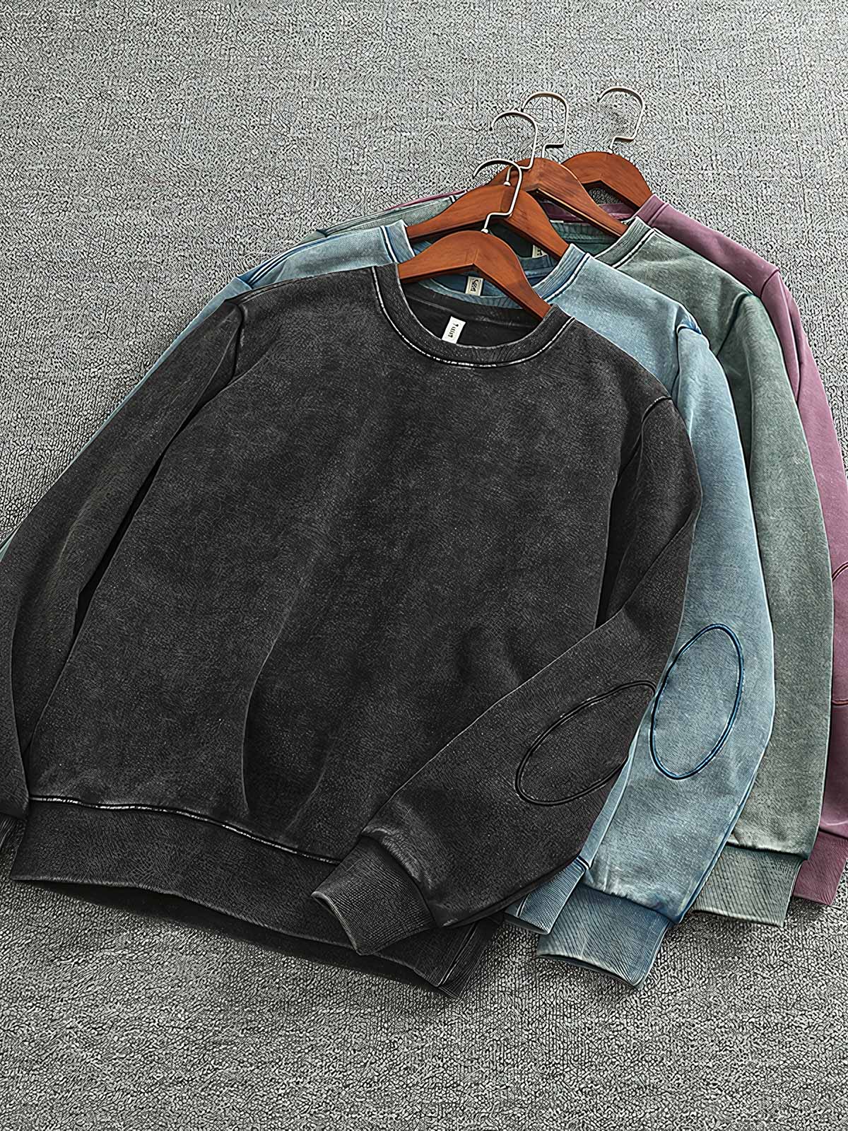 製品画像: ヴィンテージスノーウォッシュクルーネックスウェットのフロントビュー。4色展開で豊富なカラーバリエーションが魅力のデイリースウェット
詳細画像: リブ袖口とスノーウォッシュ加工のディテール。ヴィンテージ感を引き出すトレンドデザイン