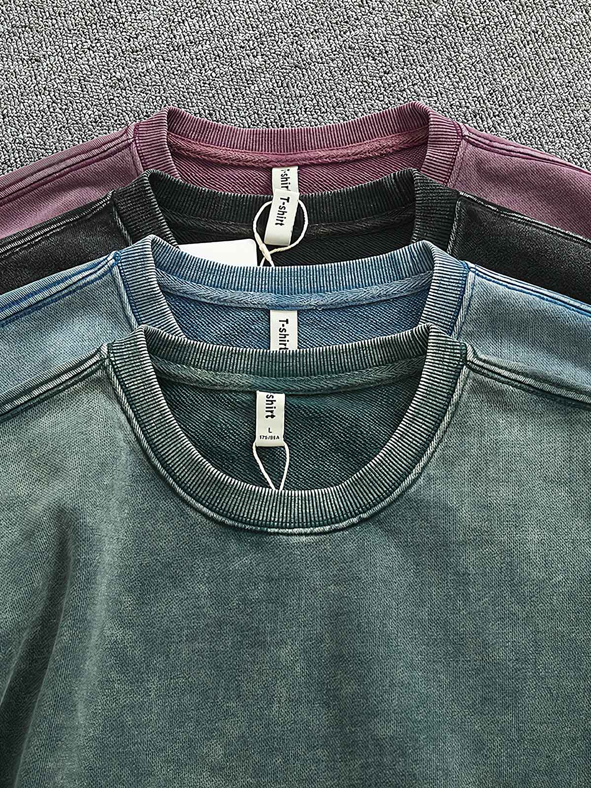 製品画像: ヴィンテージスノーウォッシュクルーネックスウェットのフロントビュー。4色展開で豊富なカラーバリエーションが魅力のデイリースウェット
詳細画像: リブ袖口とスノーウォッシュ加工のディテール。ヴィンテージ感を引き出すトレンドデザイン