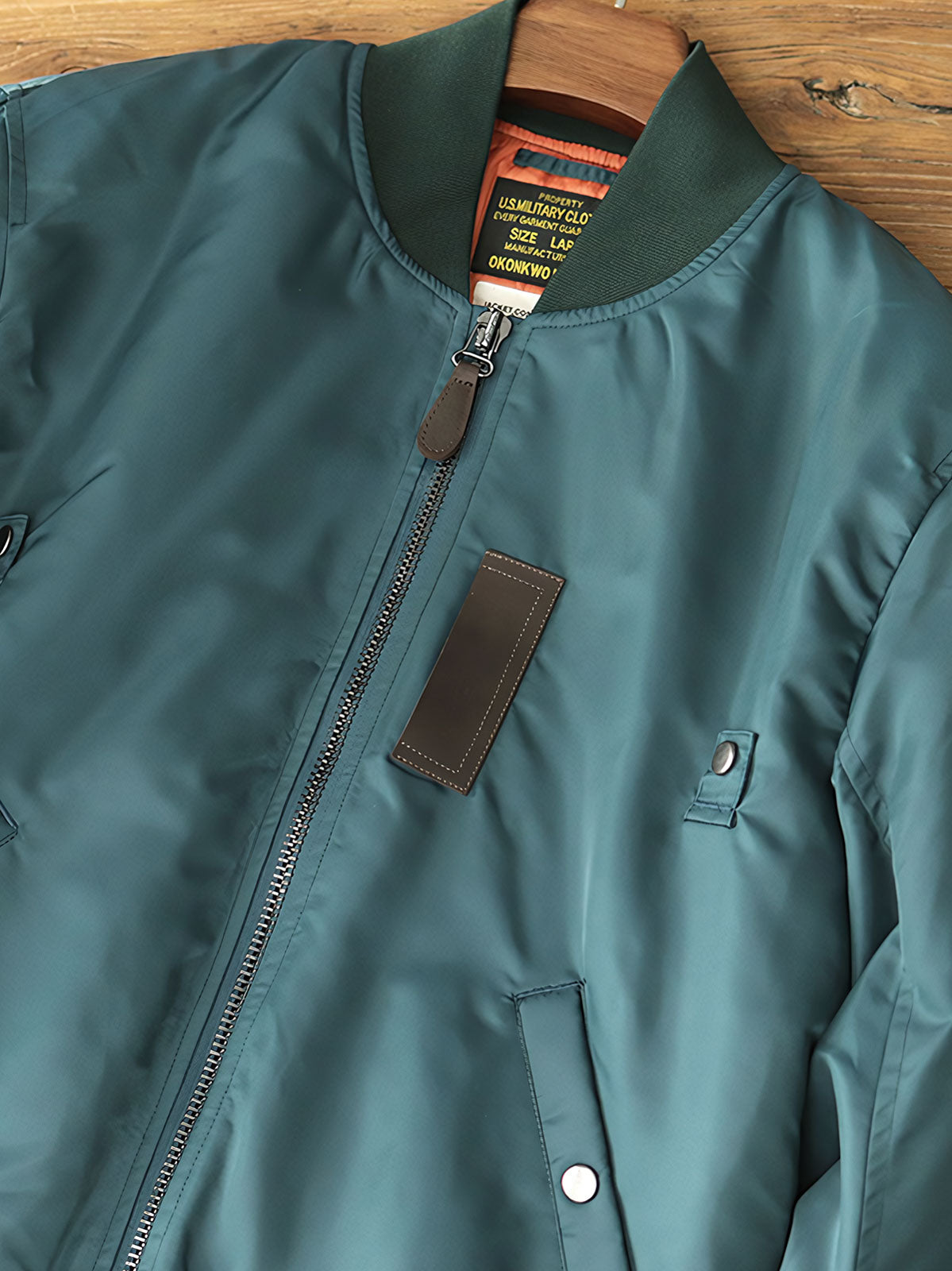 製品画像: MA-1 撥水性 厚手 フライトジャケット 正面、レトロなデザインと実用性
詳細画像: TALON No.10ジッパーとシグネチャースリーブポケットのディテール、耐久性と高級感