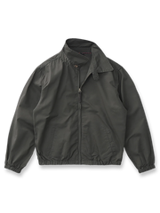 製品画像: クラシックBayportデザイン ハリントンジャケット 正面、シンプルで上品なスタイル
詳細画像: TALONジッパーと防風リブのディテール、エレガントなデザイン