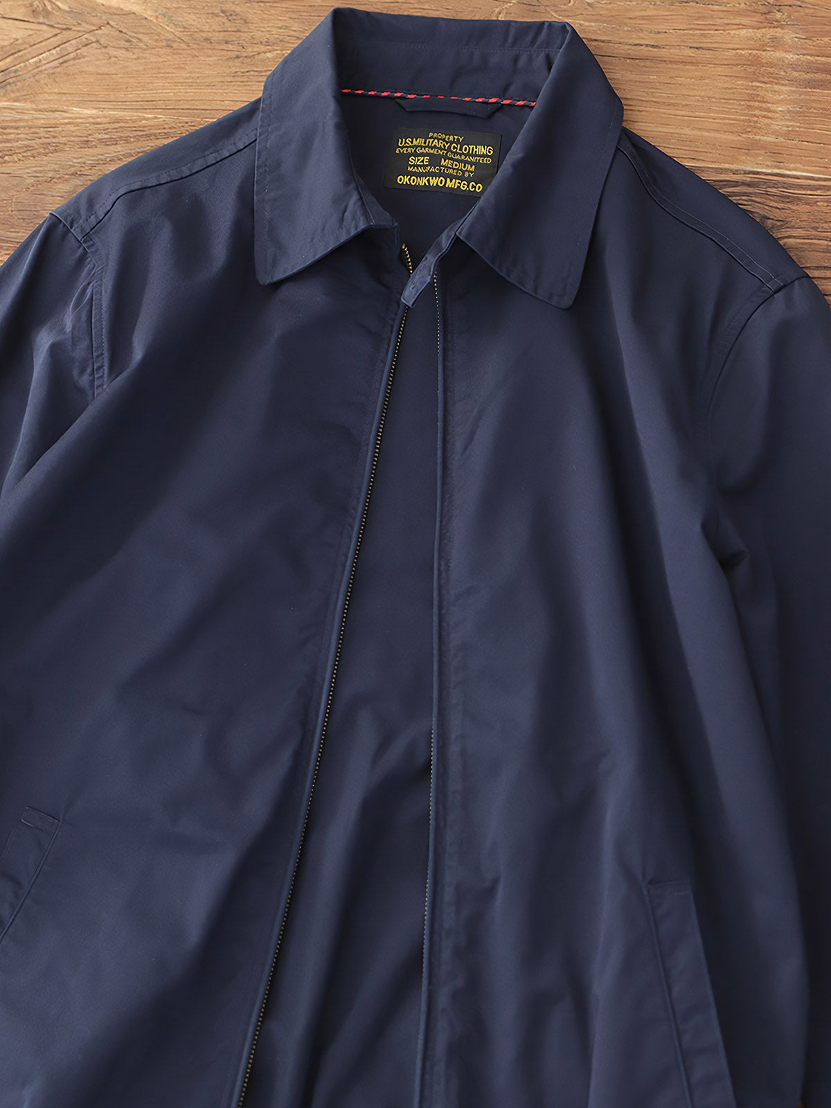 製品画像: クラシックBayportデザイン ハリントンジャケット 正面、シンプルで上品なスタイル
詳細画像: TALONジッパーと防風リブのディテール、エレガントなデザイン