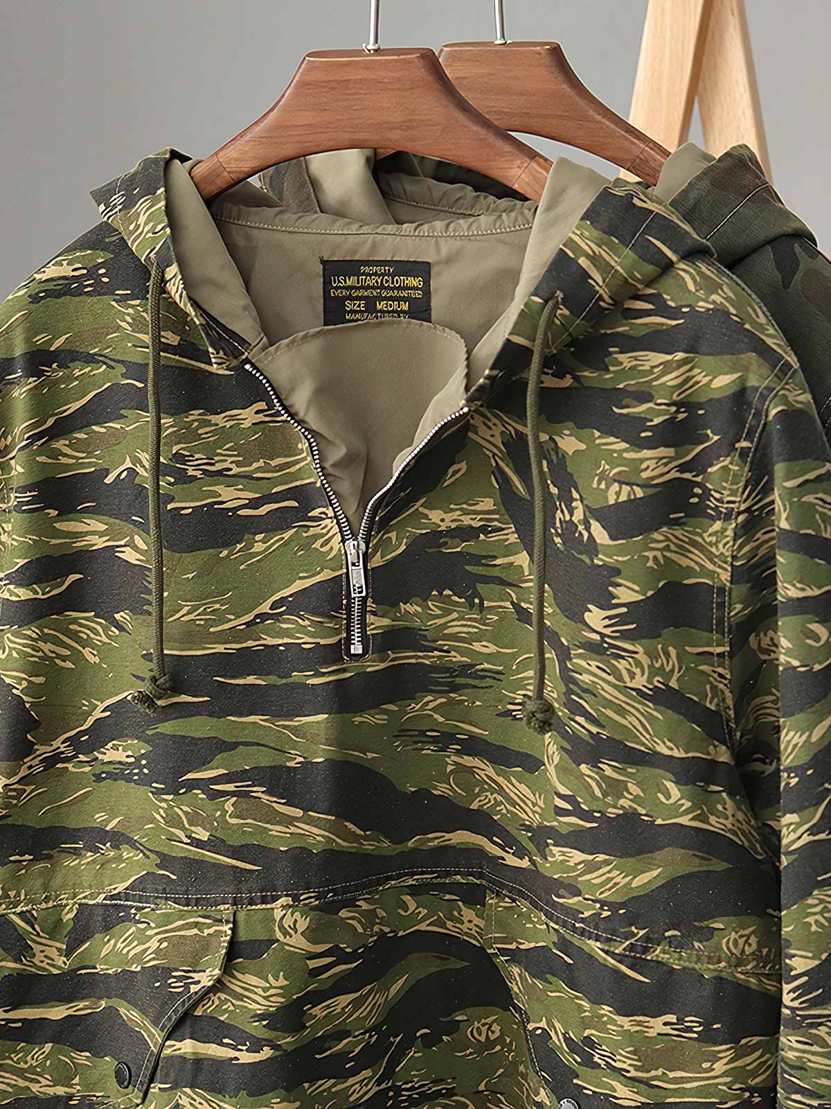 製品画像: アメリカンレトロ風 虎柄迷彩 フード付き ハーフジップ アウトドア ワークジャケット 正面
詳細画像: ハーフジップと大きなフラップポケット ディテール