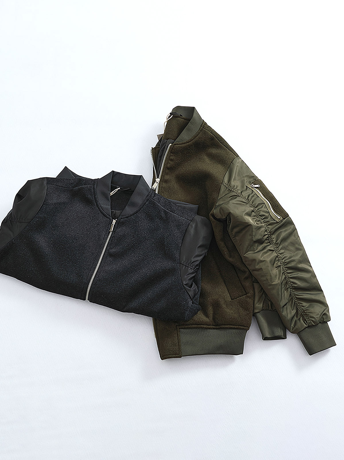 製品画像: ウール配色のレトロ風MA-1フライトジャケットのフロントビュー。パネルデザインとリブカラーが特徴のスタイリッシュなアウター
詳細画像: ウールとポリエステルのパネルデザインとジッパーのディテール。コントラスト配色が映えるレトロ風フライトジャケット