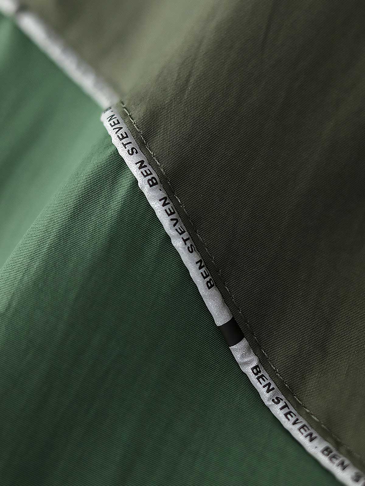 製品画像: レトロ風 配色 フード付き トレーニングジャケット 正面
詳細画像: ハーフジップと反射テープのディテール