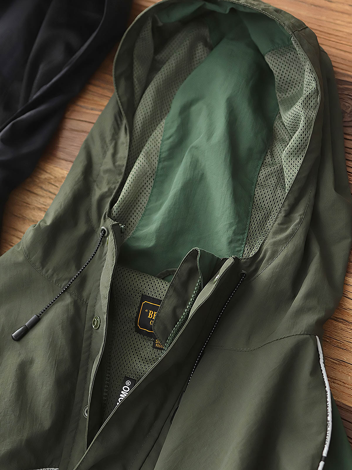 製品画像: レトロ風 配色 フード付き トレーニングジャケット 正面
詳細画像: ハーフジップと反射テープのディテール