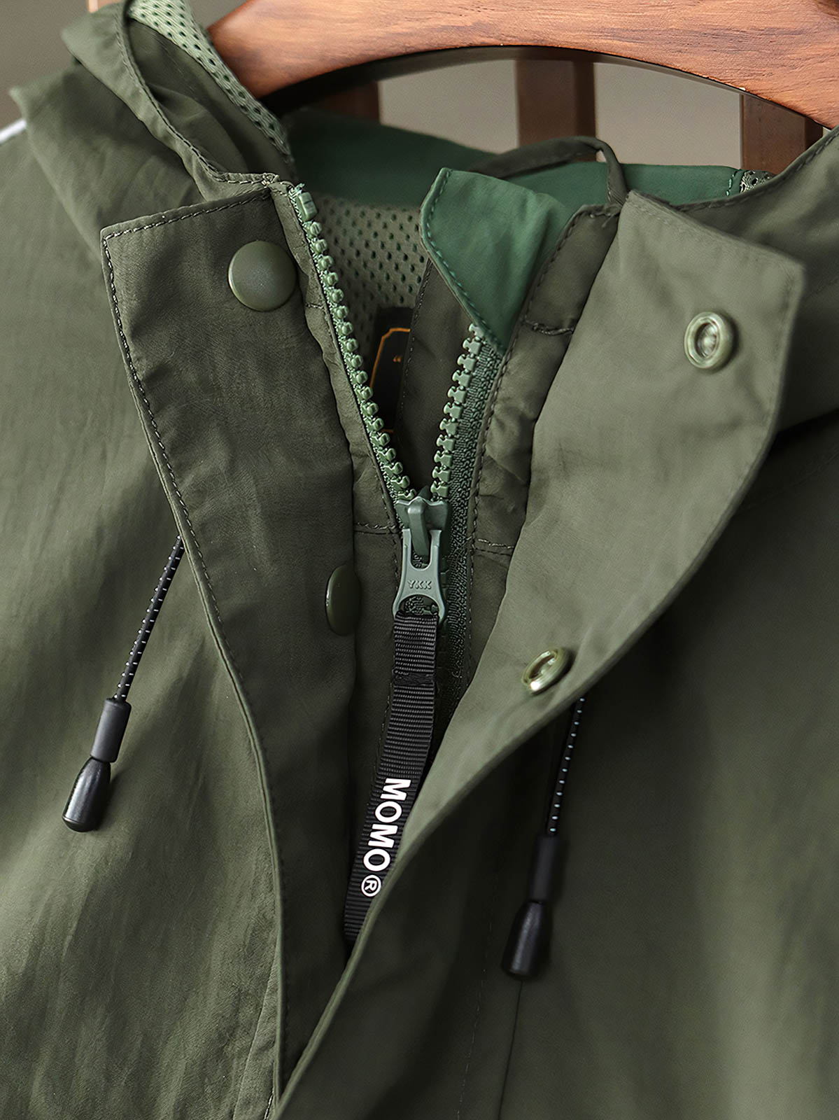 製品画像: レトロ風 配色 フード付き トレーニングジャケット 正面
詳細画像: ハーフジップと反射テープのディテール