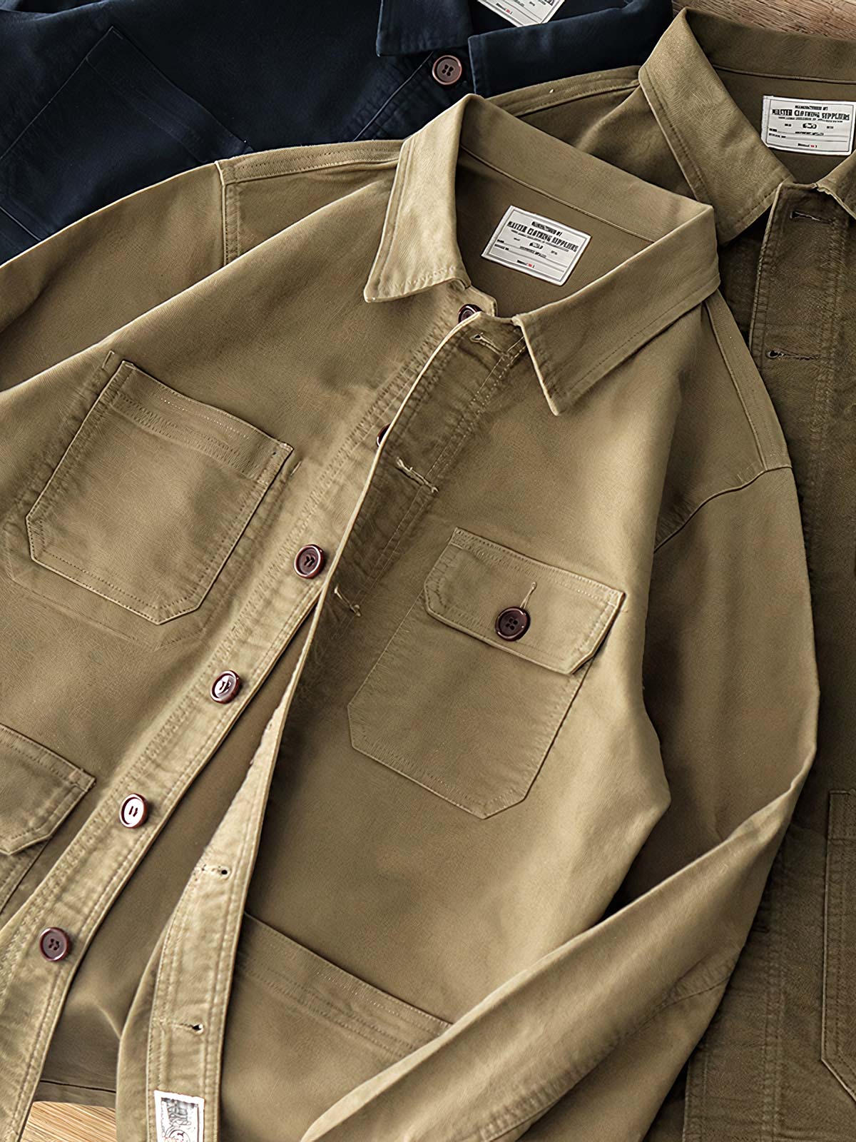 製品画像: ヴィンテージ風 ブラッシュド&ウォッシュ加工 多ポケット ワークジャケット 正面
詳細画像: 重厚なサテン生地、ブラッシュド&ウォッシュ加工、アシンメトリーなポケット ディテール